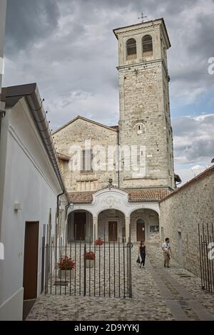 Cividale del Friuli, Italien, August 2019. Ein Paar verlässt die Kirche von San Giovanni, im Zentrum der Stadt. Stockfoto