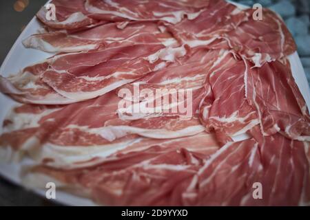 San Daniele del Friuli, Italien, August 2019. Prosciutto di San Daniele GUB, der Trockenschinken aus der Region Friaul-Julisch Venetien. Stockfoto