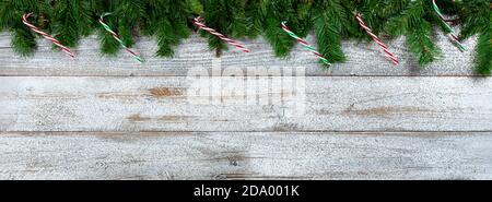 Rand von Evergreen Zweige mit Zuckerrohr Ornamente für Weihnachten Oder Neujahr Hintergrund Stockfoto
