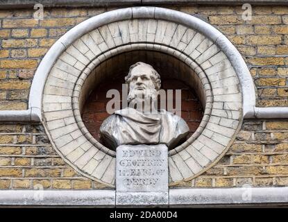 Skulptur von Edward Geoffrey 14. Earl of Derby auf der façade in 22 Great Windmill Street, London, England, Großbritannien Stockfoto