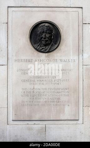 Gedenktafel an Sir Herbert Ashcombe Walker KCB am Eingang zum Scott House, Waterloo Railway Station Concourse, Waterloo, London, England, Großbritannien. Stockfoto