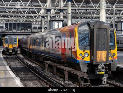 British Rail Klasse 444 Desiro elektrische Mehreinheiten-Personenzüge der South Western Railway am Bahnhof Waterloo, Waterloo, London, England, Großbritannien Stockfoto