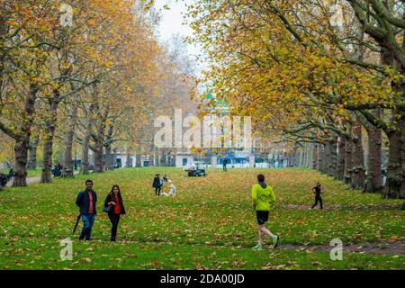 London, Großbritannien. November 2020. Trotz der neuen Einschränkungen gibt es viele Menschen draußen und draußen. Herbstwetter und Farben im Green Park am ersten Wochenende der zweiten Coronavirus Lockdown genießen. Kredit: Guy Bell/Alamy Live Nachrichten Stockfoto