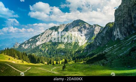 Deutschland, Allgäu, Breitenberg, beeindruckender Bergblick und grüne alpine Naturlandschaften von Wiesen und Wanderwegen an sonnigen Tagen Stockfoto