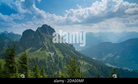 Deutschland, Allgäu, Aggenstein, beeindruckender Hochgebirgsblick von oben, unzählige grüne Bäume bedecken die Naturlandschaft Stockfoto