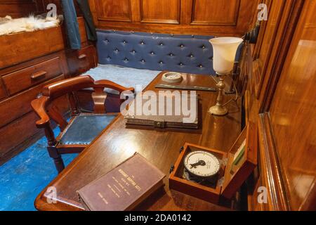 Innenansicht der Offizierskabine auf dem RRS Discovery mit Liegeplatz am Discovery Point, Dundee, Tayside, Schottland, Großbritannien Stockfoto