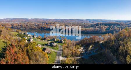 Luftdrohnen-Panorama von Einfamilienhäusern am Cheat Lake In der Nähe von Morgantown im Herbst Stockfoto