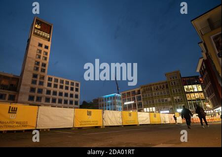 Stuttgart, Deutschland. November 2020. Das Rathaus (l) wird am Tag der Wahl eines neuen Oberbürgermeisters in Stuttgart zur blauen Stunde beleuchtet. Am 29. November wird eine mögliche Abwahl stattfinden. Quelle: Sebastian Gollnow/dpa/Alamy Live News Stockfoto