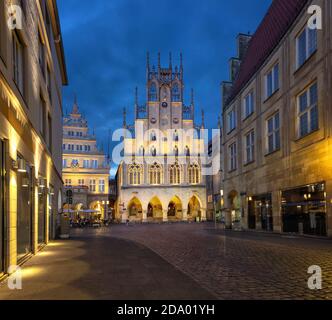 Münster, Deutschland. Historisches Rathaus in der Dämmerung Stockfoto