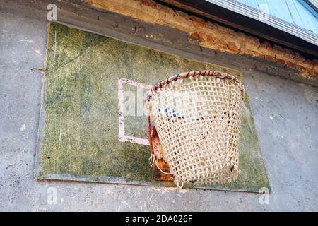 Alter Basketballkorb und rissige Backboard im Freien. Stockfoto