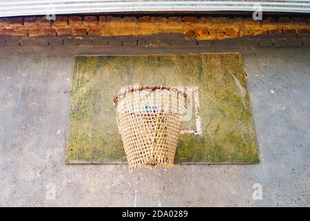 Alte Basketballkorb im Freien und rissige Farbe Rückwand, Vorderansicht. Stockfoto