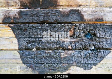 Nahaufnahme von verkohltem Holzhintergrund, verbrannter Holzstruktur. Stockfoto