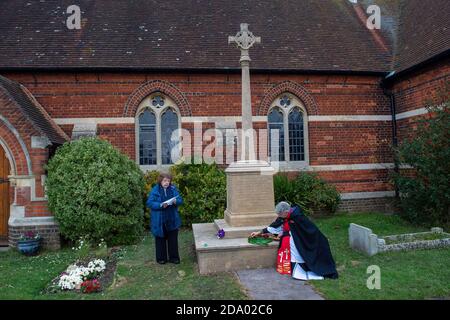 Eton Wick, Windsor, Berkshire, Großbritannien. November 2020. Revd La Stacey Vikar von St. Johannes dem Täufer, hielt einen bewegenden Gedenkgottesdienst für die Kriegstoten des kleinen ländlichen Dorfes Eton Wick heute am Gedenktag. Die Dorfbewohner wanderten vom Kriegsdenkmal mitten im Dorf zur Kirche, wo die Namen derer, die im Ersten und Zweiten Weltkrieg umkamen, vorgelesen und Gebete in ihrem Gedächtnis gesprochen wurden. Ein Kranz hatte 46 Mohnblumen in ihm platziert, um sich an jeden von ihnen zu erinnern. Quelle: Maureen McLean/Alamy Live News Stockfoto