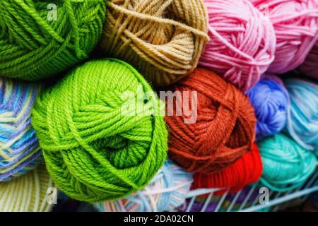 Nahaufnahme verschiedener Farbverwicklungen Wollgarn zum Stricken, selektiver Fokus. Stockfoto