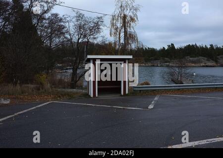 Verlassene Bushaltestelle in Björkvik, Ingarö, Stockholm, Schweden Stockfoto