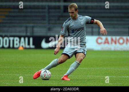 London, Großbritannien. November 2020. Sam Hughes von Burton Albion in Aktion während des Spiels. Der Emirates FA Cup, 1. Spielrunde, Barnett gegen Burton Albion im Hive Stadium in London am Sonntag, 8. November 2020. Dieses Bild darf nur für redaktionelle Zwecke verwendet werden. Nur redaktionelle Verwendung, Lizenz für kommerzielle Nutzung erforderlich. Keine Verwendung in Wetten, Spiele oder ein einzelner Club / Liga / Spieler Publikationen. PIC von Steffan Bowen / Andrew Orchard Sport Fotografie / Alamy Live News Kredit: Andrew Orchard Sport Fotografie / Alamy Live News Stockfoto