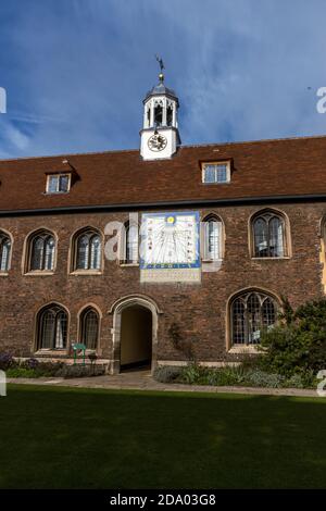 Sonnenuhr und Uhrturm am Queen's College in Cambridge. Die Sonnenuhr sagt die Stunde des Tages, sowie den Monat, das Tierkreiszeichen, die Zeit der Sonne Stockfoto