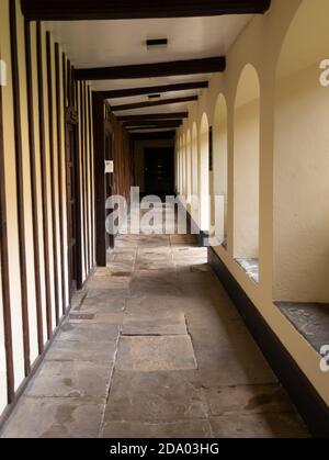 Gehweg mit Holzbalken im Cloister Court, Queens' College, Cambridge, England Stockfoto