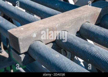 Kabelverankerung, Detail der Aufhängungskabel der Hängebrücke, Amposta Stockfoto