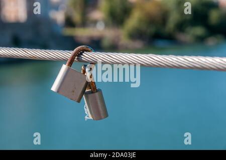 Lover's Vorhängeschlösser, Hängeseile, Hängebrücke, Amposta, Tarragona, Katalonien, Spanien Stockfoto