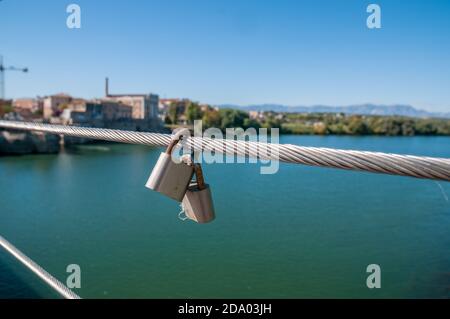 Lover's Vorhängeschlösser, Hängeseile, Hängebrücke, Amposta, Tarragona, Katalonien, Spanien Stockfoto