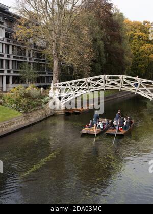 Mathematische Brücke und zwei Schläge auf dem River Cam in Cambridge. Die lokale Legende sagt, dass Isaac Newton diesen Steg ohne Schrauben und Schrauben gebaut hat Stockfoto