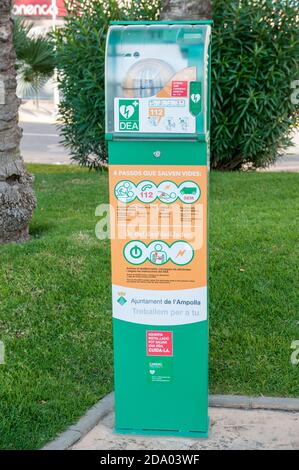 Automatisierter externer Defibrillator (AED) in der Straße der Stadt l'Ampolla, Tarragona, Katalonien, Spanien Stockfoto