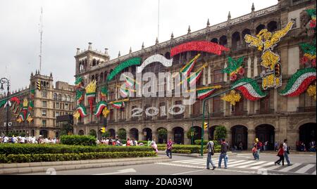 2010 zweihundertjährige Unabhängigkeitsdekorationen im Zocalo, Mexiko-Stadt, Mexiko Stockfoto