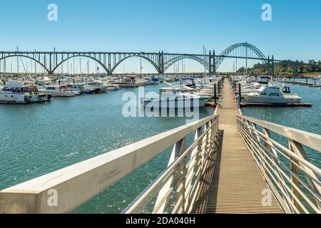 Newport, Oregon, USA - 1. Juli 2018: Ein Pier und Dteel Arch Yaquina Bay Bridge in Newport, OR. Stockfoto