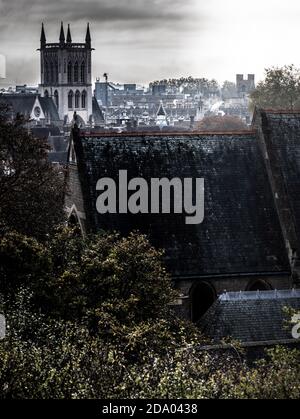 Moody Blick über die Dächer von Cambridge zeigt Universitätsgebäude Aufgenommen von Castle Hill Cambridge England Stockfoto