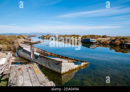 Verlassene Flussanlegestelle, Ebro Delta, Katalonien, Spanien Stockfoto