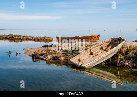 Verlassene Flussanlegestelle, Ebro Delta, Katalonien, Spanien Stockfoto