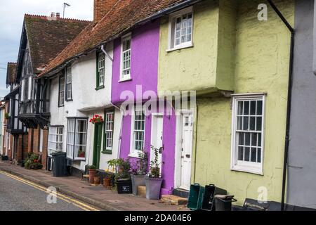 Farbenfrohe Tudor-Hütten mit Fachwerk in der Castle Street auf der Alte Marktstadt von Saffron Walden Essex England Stockfoto