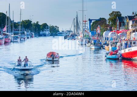 Rostock: Fischereihafen Alter Strom, Fischerboote, Fischfangstände, Bezirk Warnemünde, Ostsee, Mecklenburg-Vorpommern, Deutschland Stockfoto