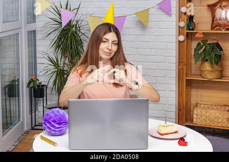 Frau feiert Geburtstag zu Hause und kommunizieren per Video-Chat Stockfoto