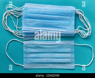 Einweg-OP-Gesichtsmaske, Nahaufnahme, geringe Schärfentiefe Stockfoto
