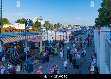 Rostock: Fischereihafen Alter Strom, Fischerboote, Fischfangstände, Bezirk Warnemünde, Ostsee, Mecklenburg-Vorpommern, Deutschland Stockfoto