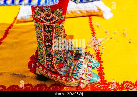 Detail der Schuhe. Frauen in der typischen Tracht von Lagartera während der Prozession von Fronleichnam gekleidet Stockfoto