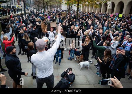 Manchester, Großbritannien. November 2020. Mehr als tausend Demonstranten versammeln sich am Petersplatz während eines Anti-Lockdown-Protestes. Kredit: Andy Barton/Alamy Live Nachrichten Stockfoto