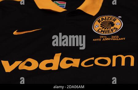 Sponsoren auf der Vorderseite eines Kaizer Chiefs 40. Jubiläum Fußballtrikot Stockfoto