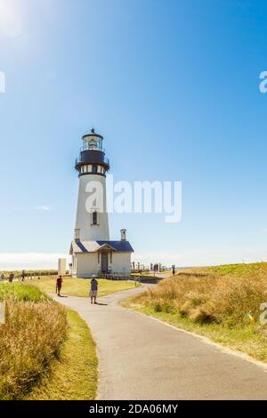 Newport, Oregon, USA - 29. Juni 2020: Touristen, die in der Nähe des Yaquina Head Lighthouse an der Pazifikküste, erbaut 1873, Oregon, USA, wandern Stockfoto