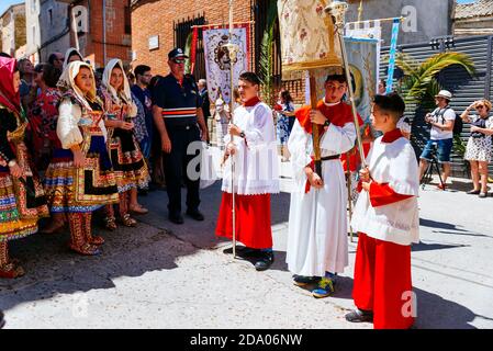 Altar-Server, die die Corpus-Prozession leiten. Lagartera, Toledo, Castilla - La Mancha, Spanien, Europa Stockfoto