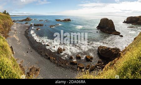 Hochwinkel-Panoramablick auf Cobble Beach unterhalb des Yaquina Head Leuchtturms in Newport, Oregon Stockfoto