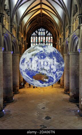 Er hat die ganze Welt in seinen Händen, genauer gesagt die ganze Erde in der Gloucester Cathedral. Ein tourisches Kunstwerk des britischen Künstlers Luke Jerram, „Gaia“ Stockfoto