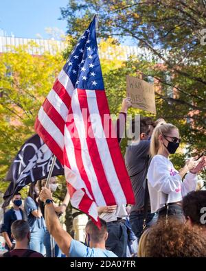 Menschen feiern die Präsidentschaftswahl von Joe Biden und Kamala Harris am Samstag, den 7. November 2020 in Washington, D.C. Stockfoto