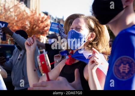 Philadelphia, PA / USA - 7. November 2020: Nachbarn feiern den Sieg des designierten US-Präsidenten Joe Biden in Philadelphias Mt. Luftige Nachbarschaft. Stockfoto