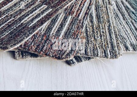 Muster des Teppichbündels. Beispiele für mehrfarbigen Teppich in einem Farbmuster. Stockfoto