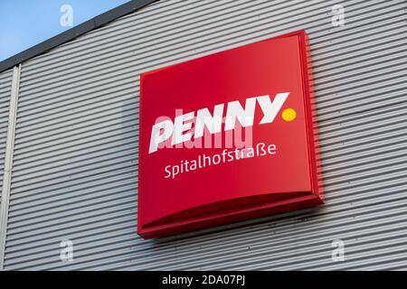 PASSAU / DEUTSCHLAND - 8. NOVEMBER 2020: Penny Branch. Penny ist eine deutsche Discounter-Supermarktkette im Besitz der Rewe Group. Stockfoto