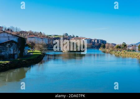 Bidasoa Fluss, natürliche Grenze zwischen Spanien und Frankreich. In der Mitte, der Insel der Fasanen, mit gemeinsamer Souveränität. Alle 6 Monate entsprechen Stockfoto