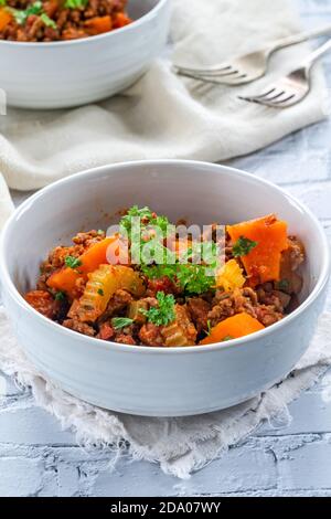 Fleisch- und Süßkartoffeleintopf mit Karotten und Sellerie zerkleinern Stockfoto